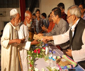 ছাত্রবৃত্তি, মুক্তিযোদ্ধা অনুদান, সেলাই মেশিন বিতরণ অনুষ্ঠান ২০১২ উপলক্ষে মুক্তিযোদ্ধাদের মাঝে অনুদানের অর্থ বিতরণ করছেন জনাব জাহাঙ্গীর কবির নানক, স্থানীয় সরকার প্রতিমন্ত্রী ও জনাব আজিজুর রহমান, প্রশাসক, জেলা পরিষদ, মৌলভীবাজার 